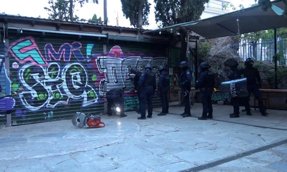 Εκκενώθηκε κατάληψη κτηρίου του δήμου Αθηναίων στον λόφο του Στρέφη (Εικόνες)